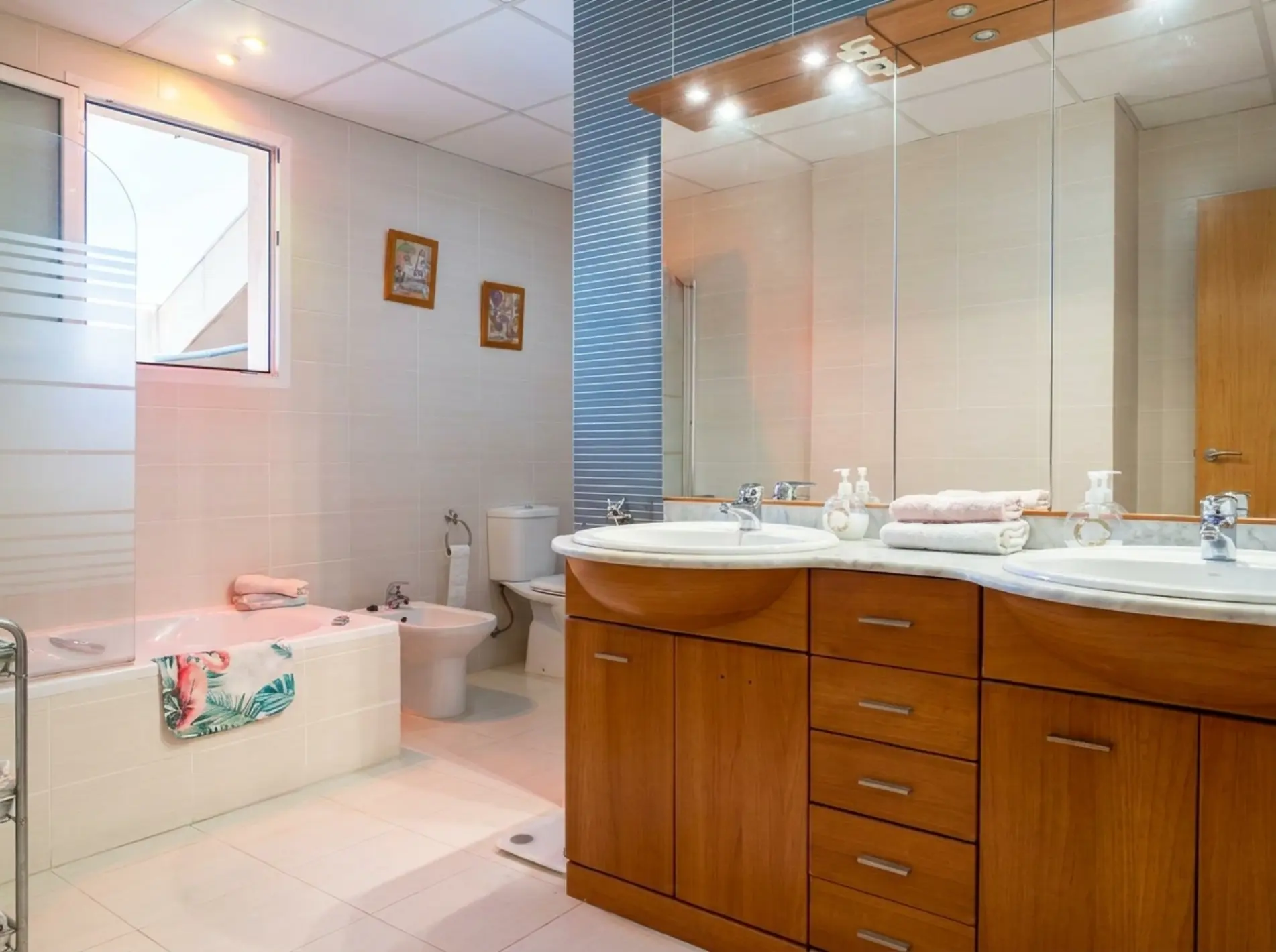 Baño completo con bañera y doble lavabo
