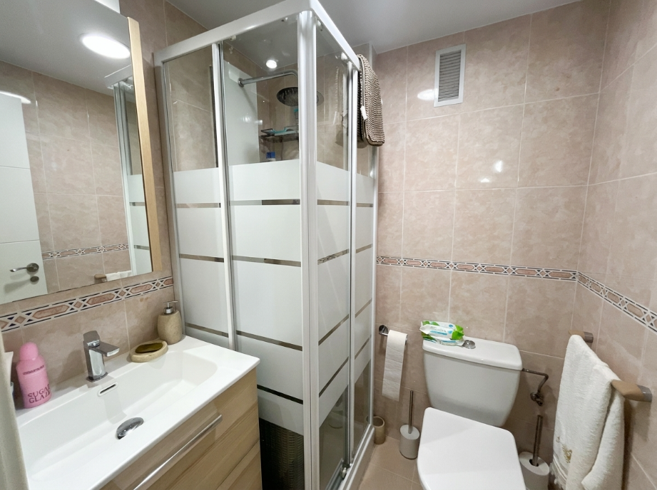Baño completo con cabina de ducha