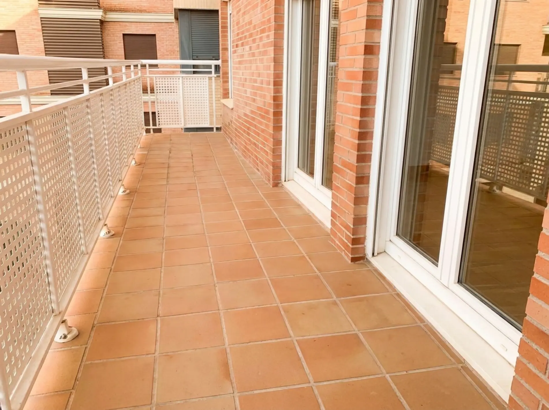 Balcón exterior con acceso desde el salón