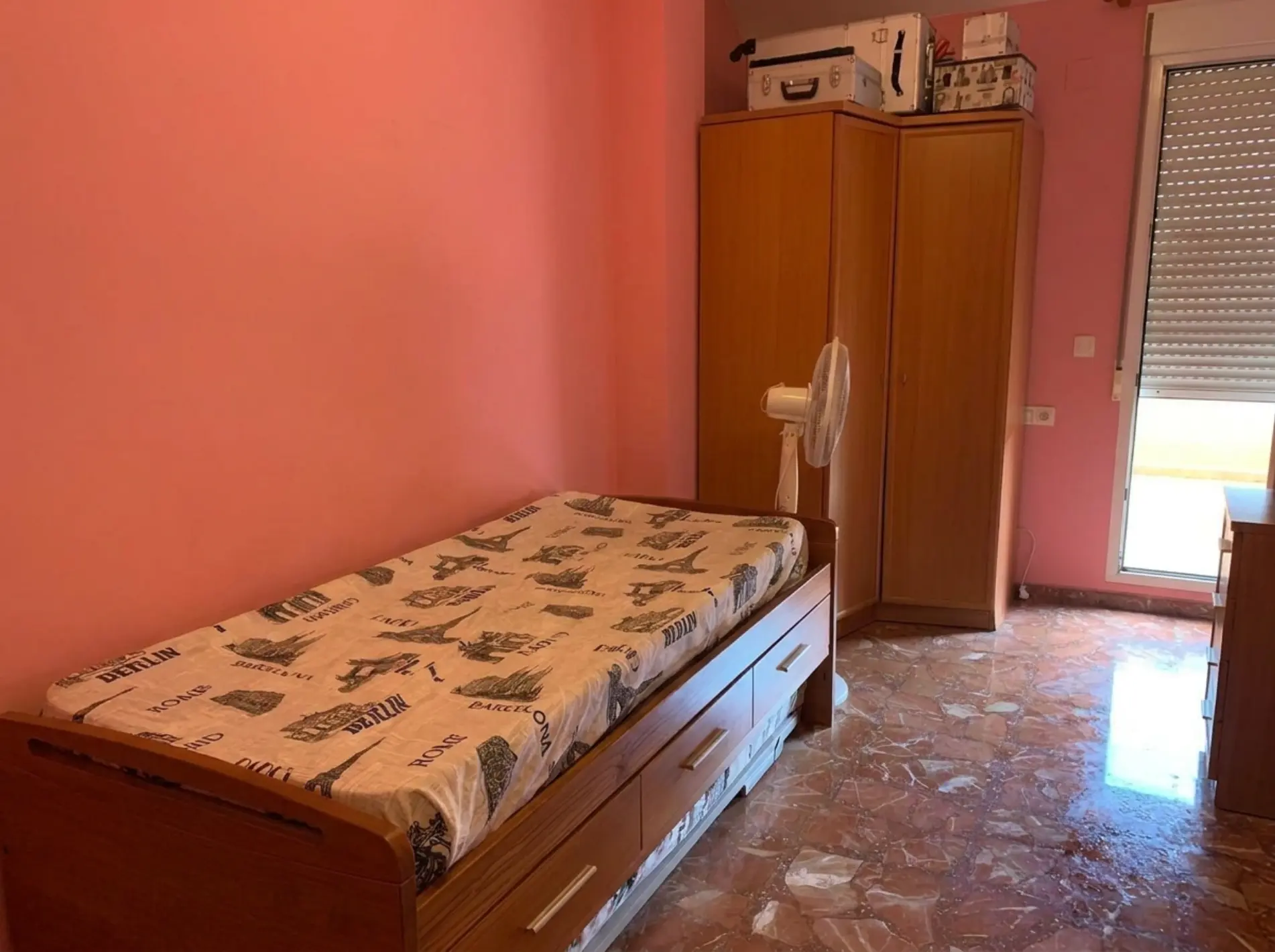Dormitorio individual con armario y salida a la terraza