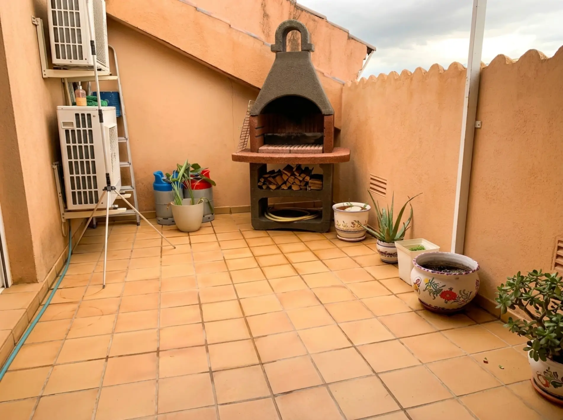 Terraza independiente con barbacoa