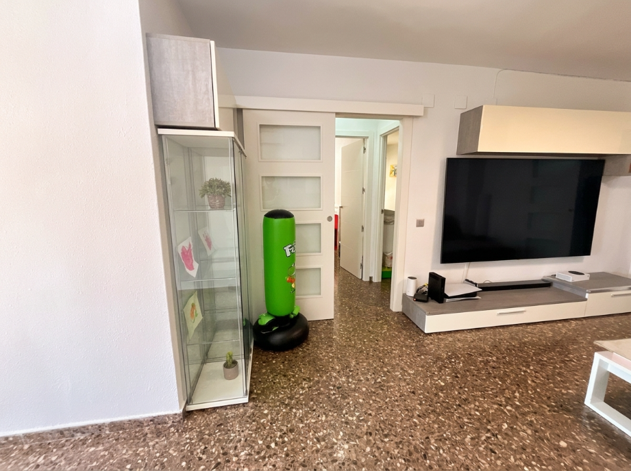 Zona de estar del salón con mueble de televisión