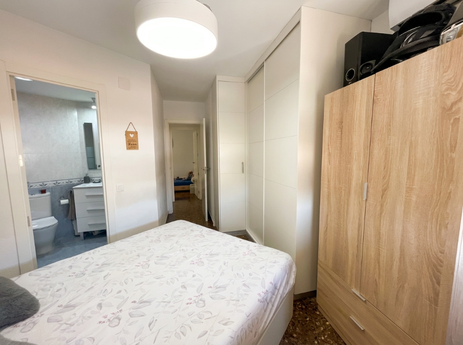 Dormitorio principal con armarios y baño