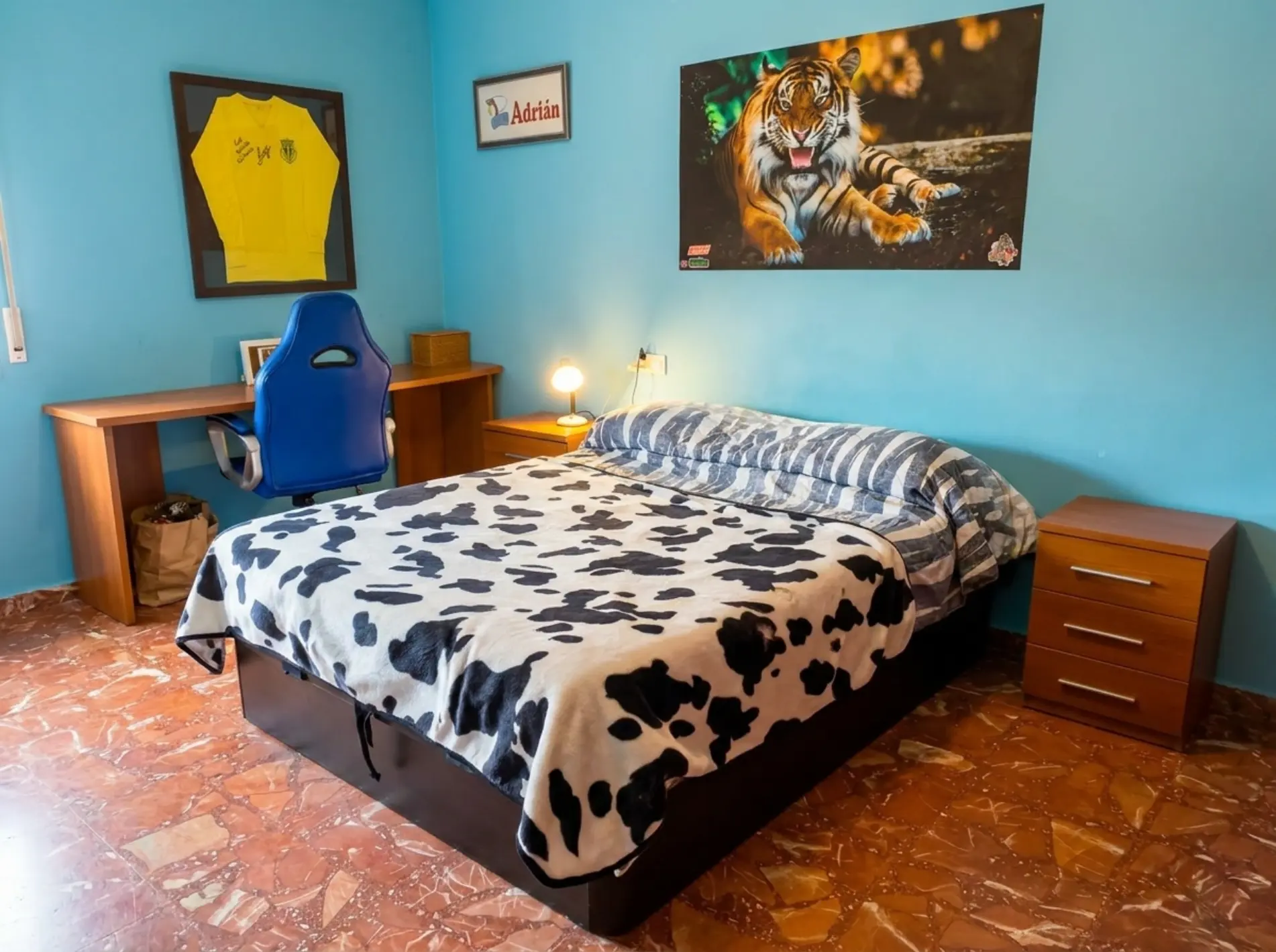 Dormitorio con escritorio y zona de estudio