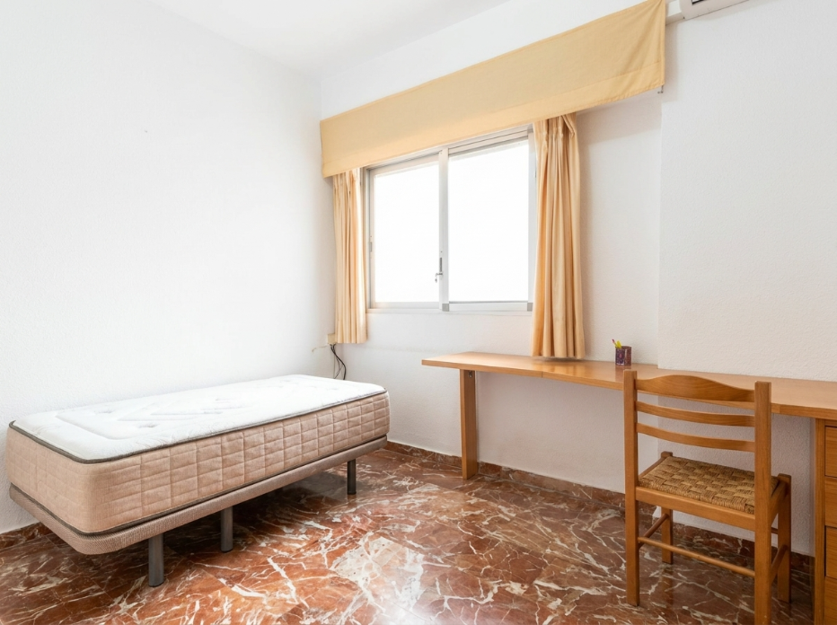 Dormitorio individual con escritorio