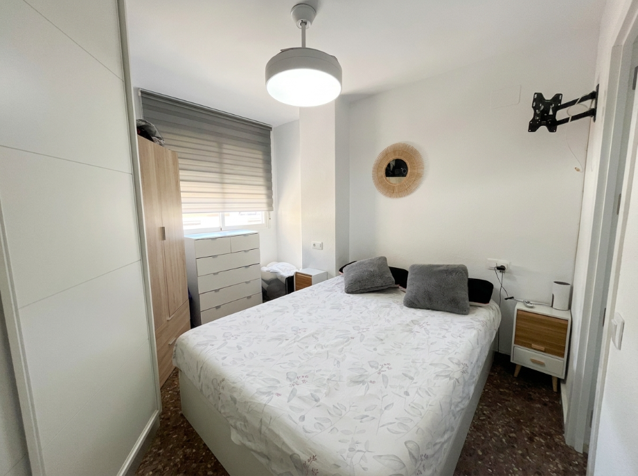 Dormitorio con armario empotrado y ventana exterior