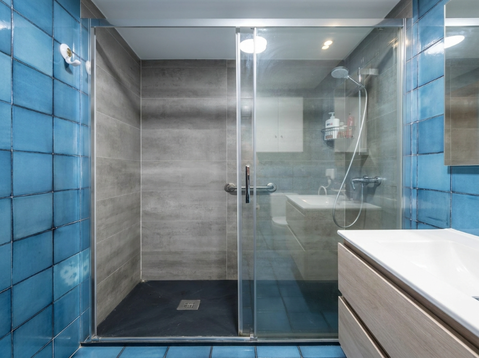 Baño reformado con ducha de obra
