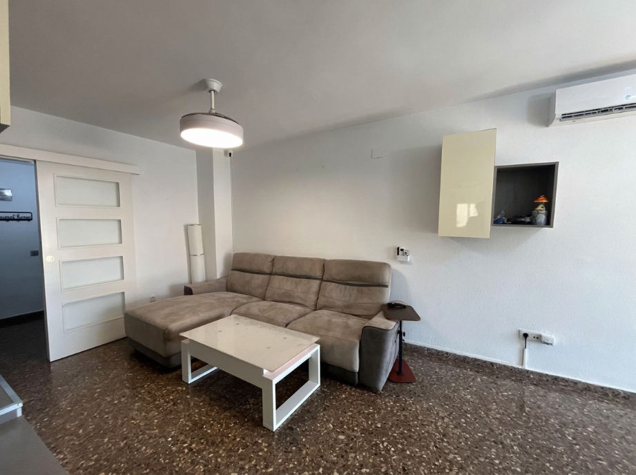 Salón con aire acondicionado y acceso al distribuidor