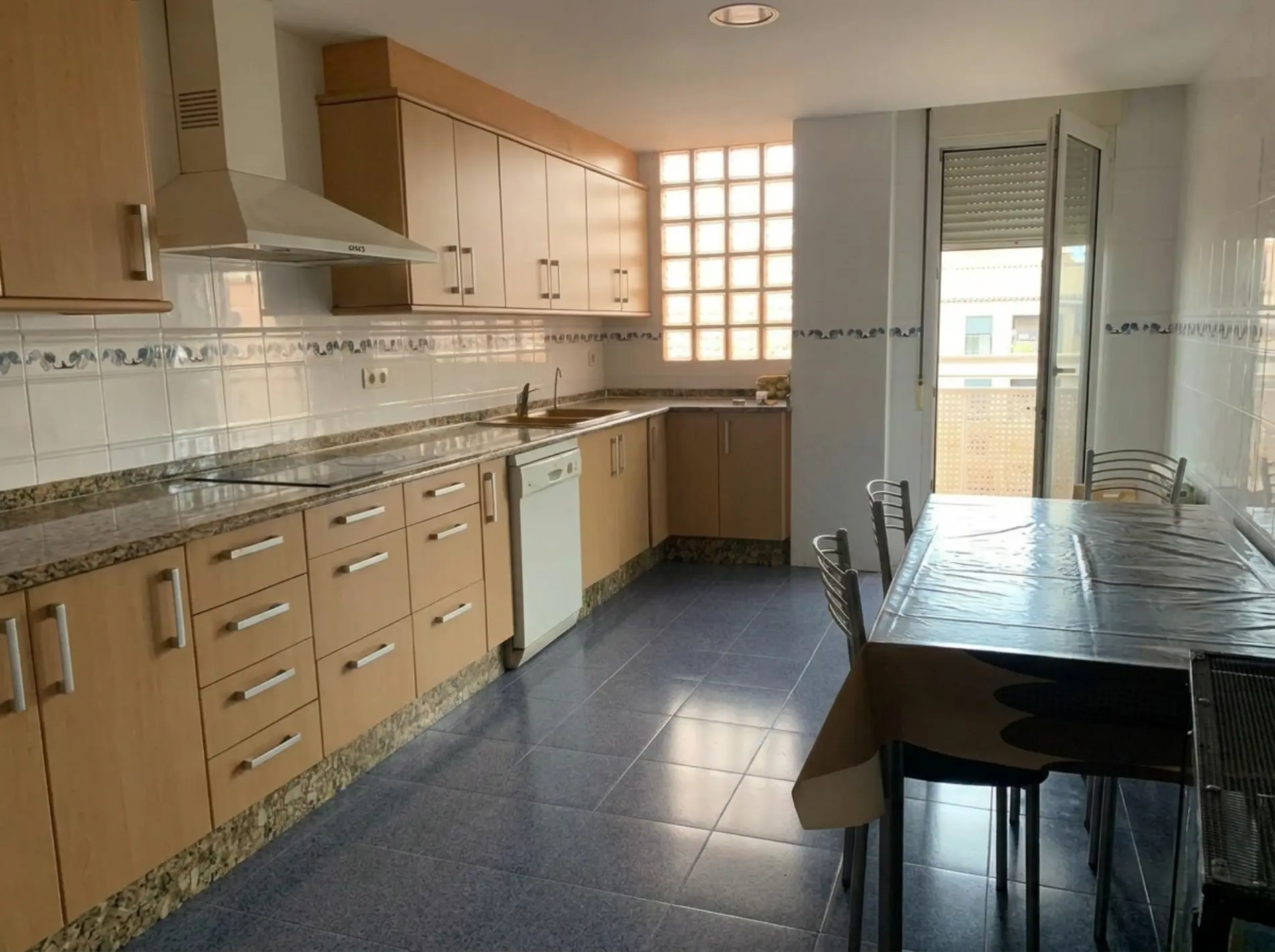 Cocina independiente equipada con office y salida al balcón